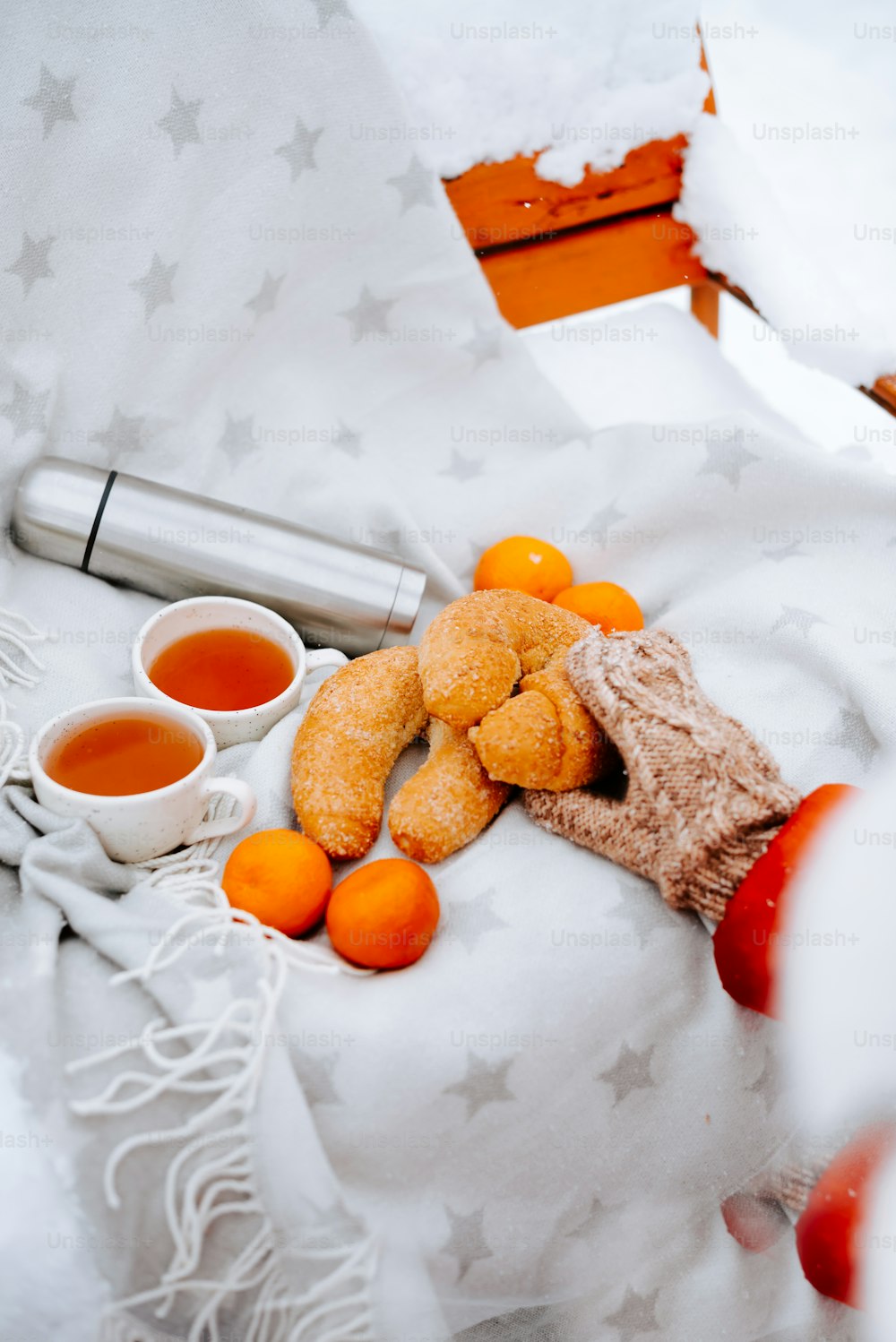 une table garnie d’oranges et d’une tasse de thé