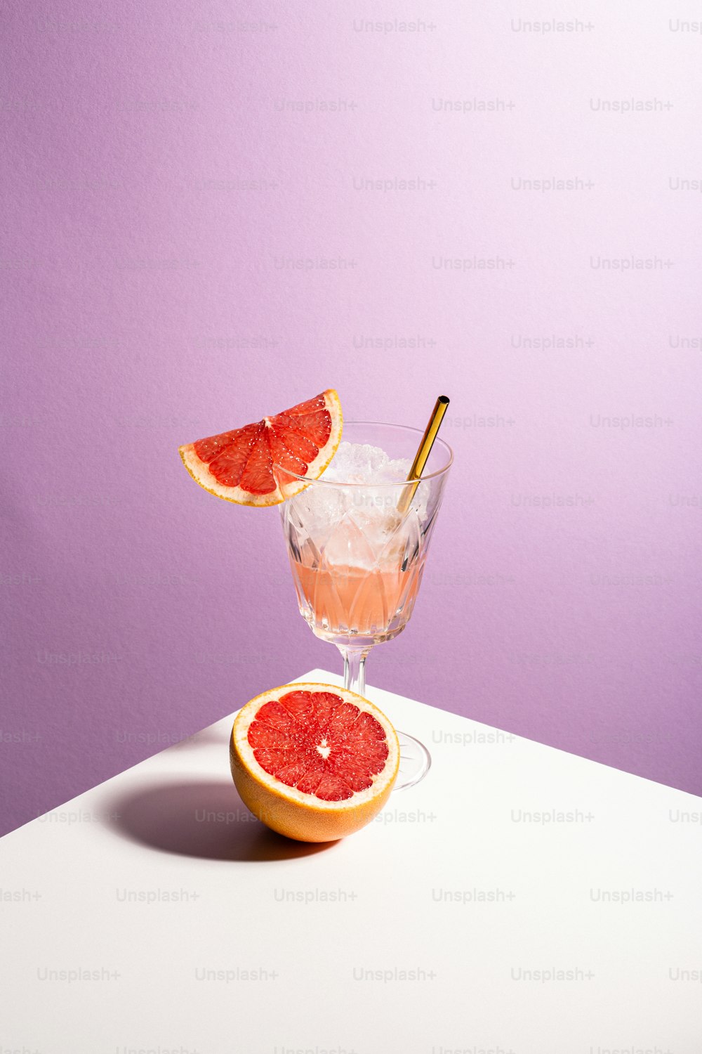 un cocktail de pamplemousses garni d’une tranche d’orange