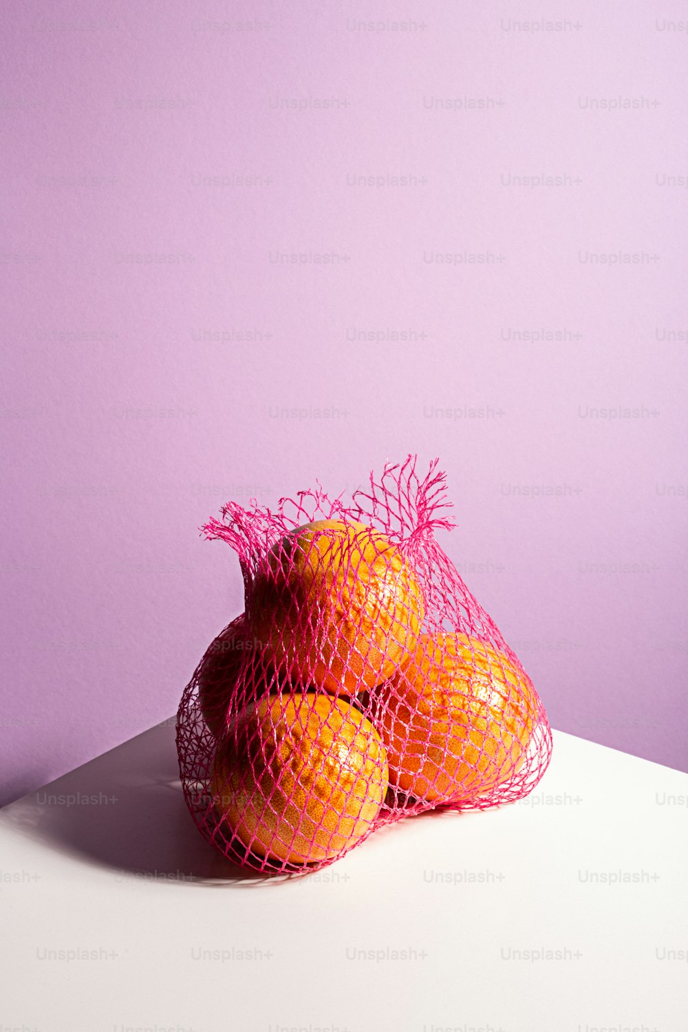 Eine Tüte Orangen auf einem Tisch