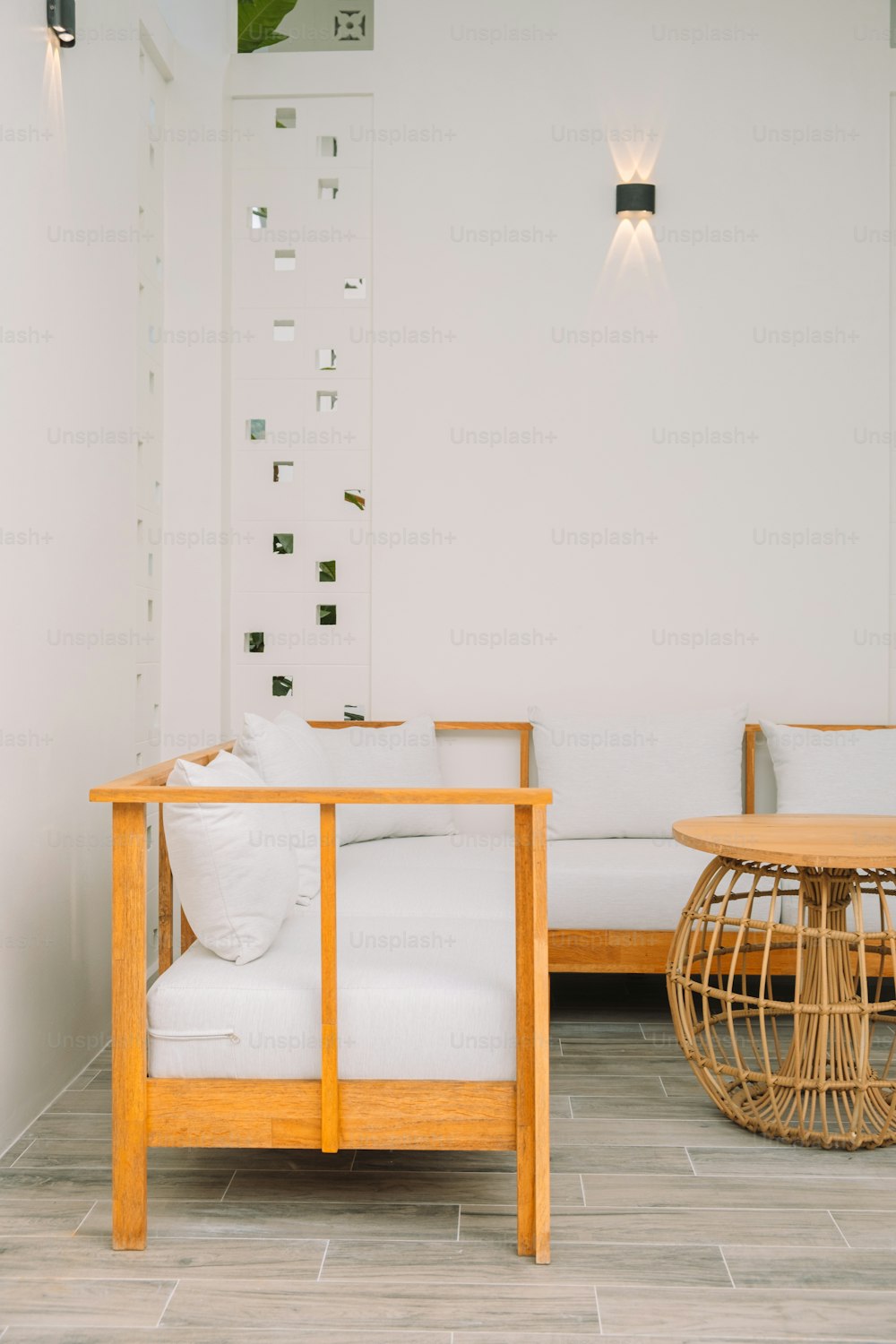 un sofá blanco y una mesa en una habitación