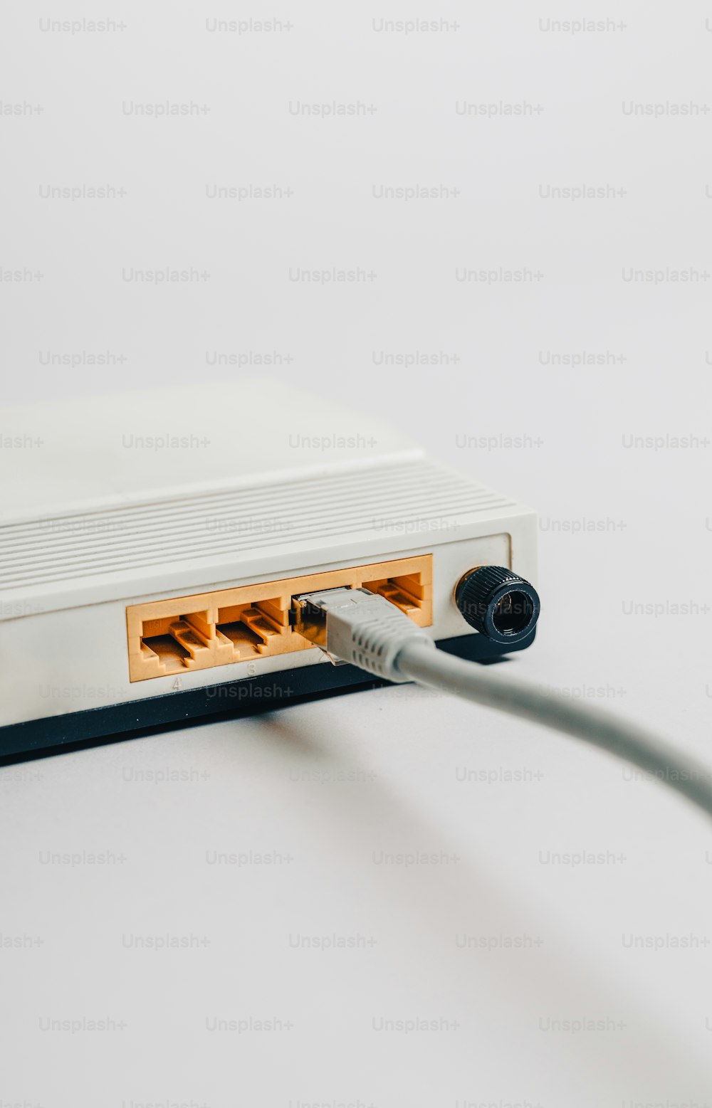 Un primo piano di un router collegato a un computer