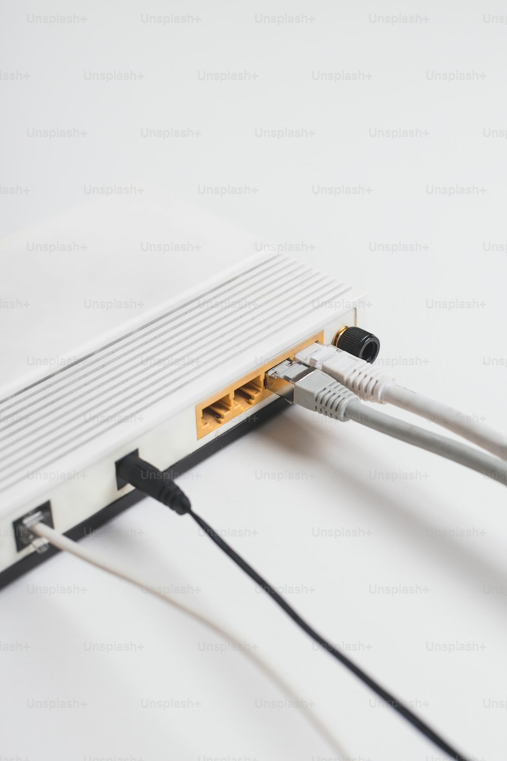 Un primer plano de un router conectado a un cable de alimentación