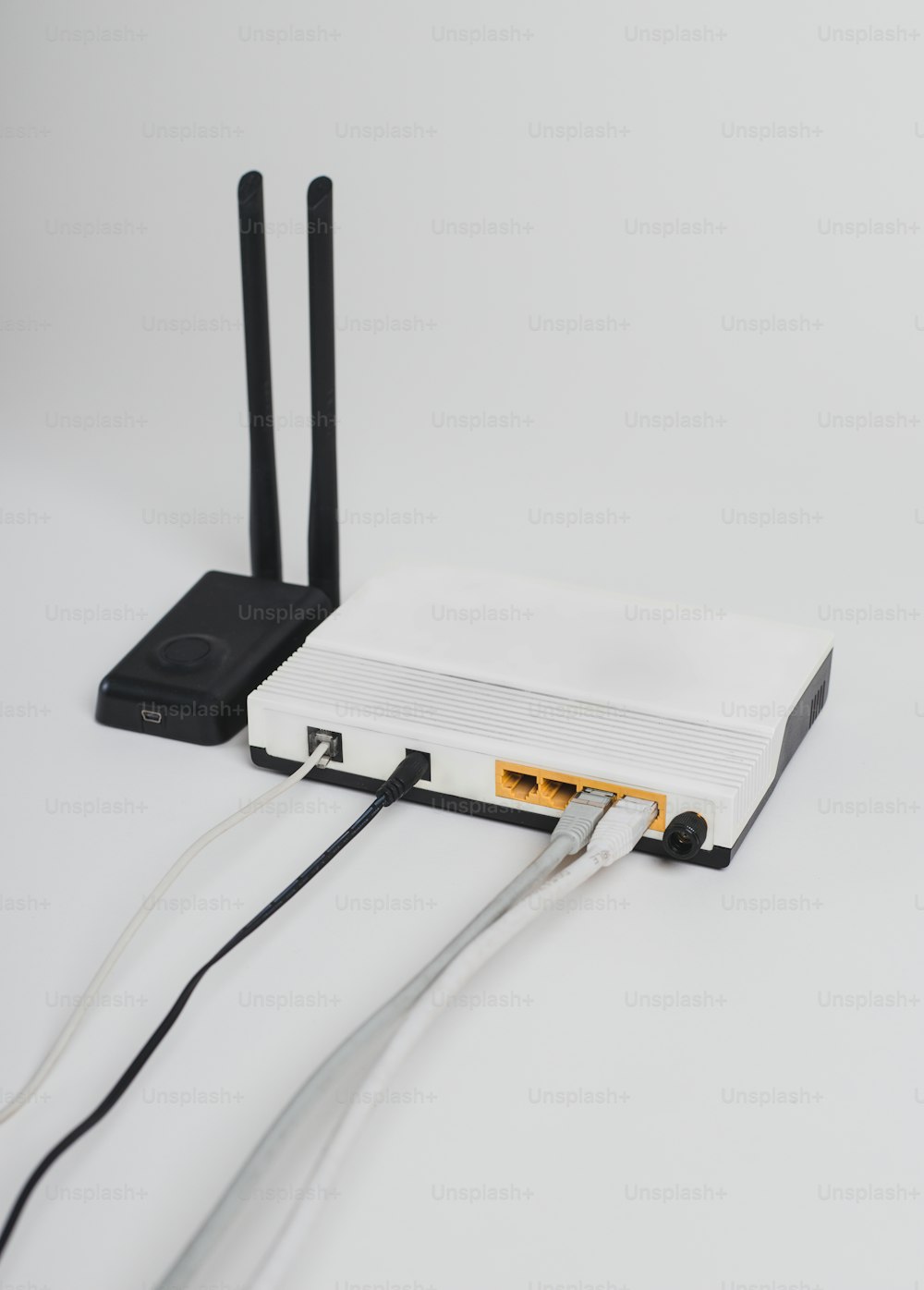 Un router collegato a un router su una superficie bianca