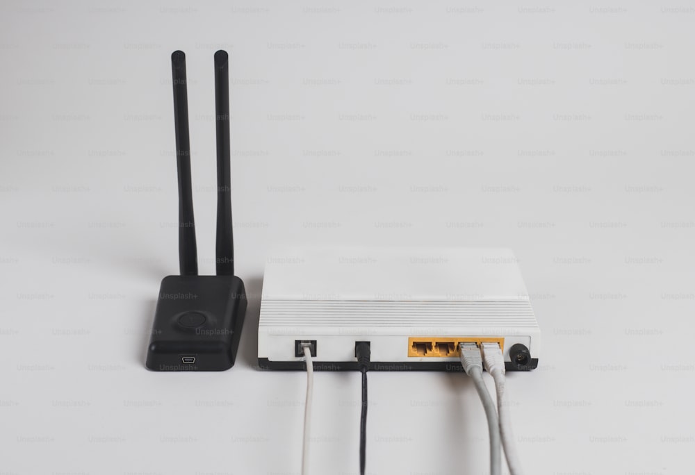 un router conectado a una pared con dos antenas