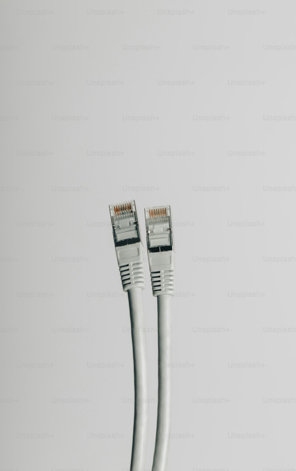 Un par de cables blancos conectados entre sí