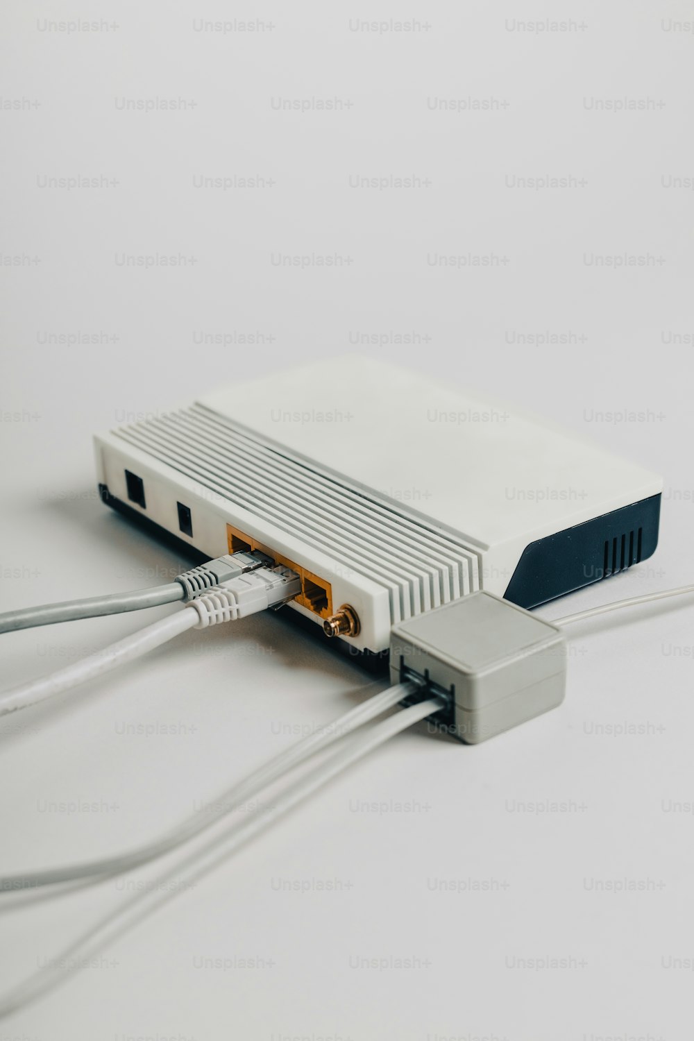 Un primer plano de un dispositivo conectado a cables