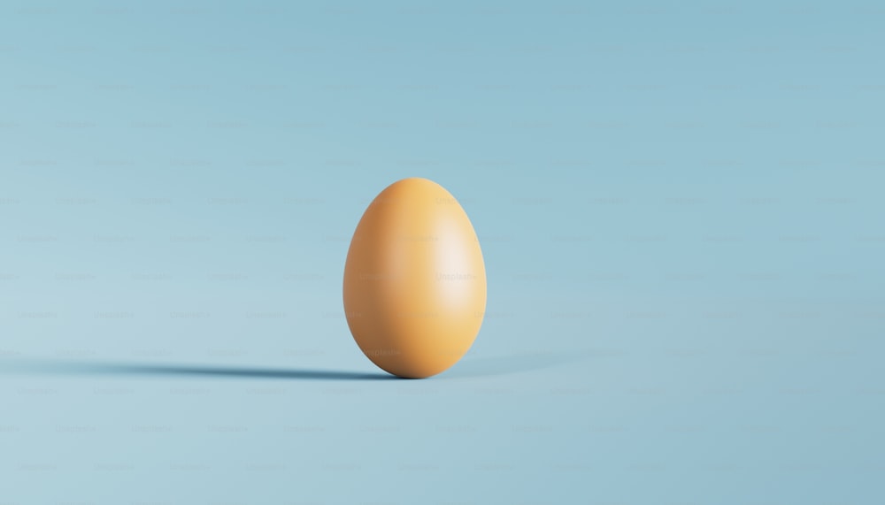 Un huevo se muestra sobre un fondo azul