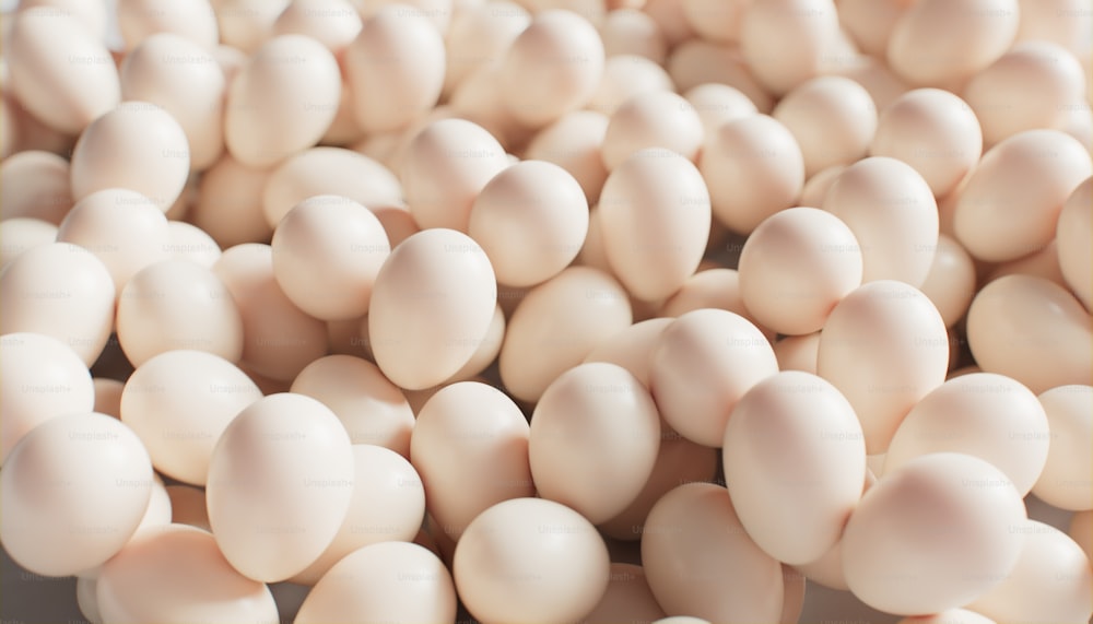 uma pilha de ovos brancos sentados um em cima do outro