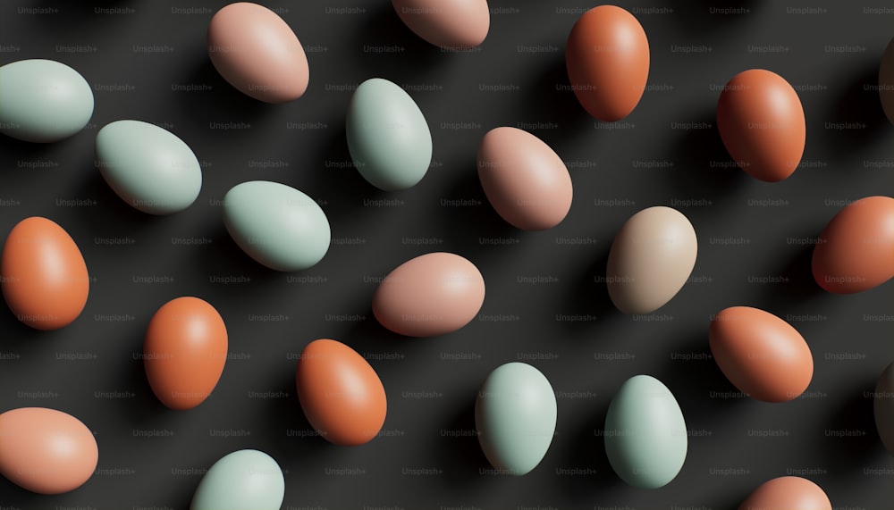um grupo de ovos sentados um em cima do outro