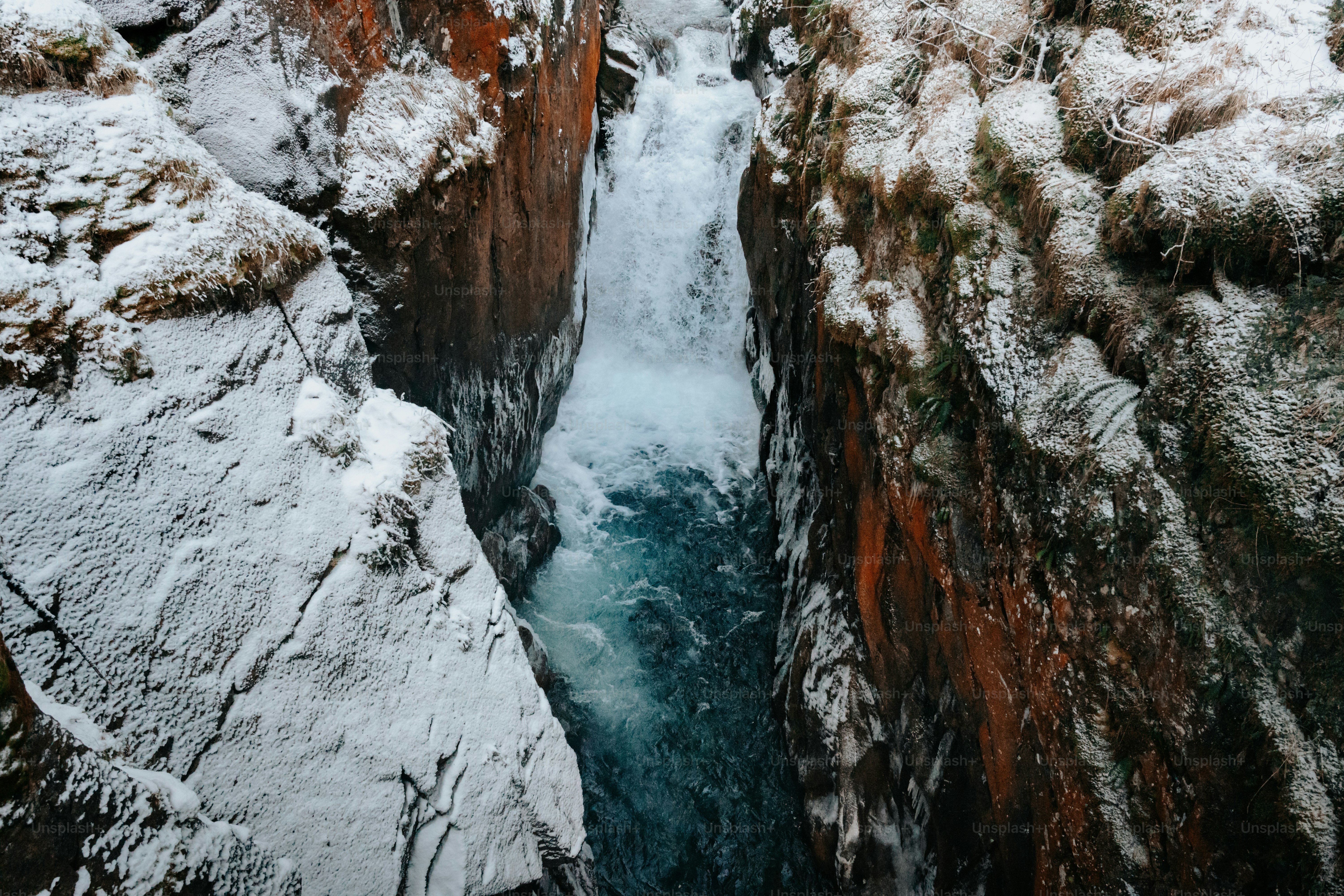 Una cascada congelada en medio de un cañón foto – Imagen de Invierno en  Unsplash, image size:3000x2000