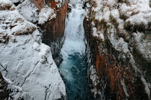 峡谷の真ん中にある凍った滝