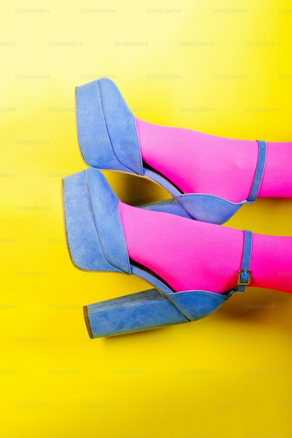 un paio di scarpe con tacco alto rosa e blu