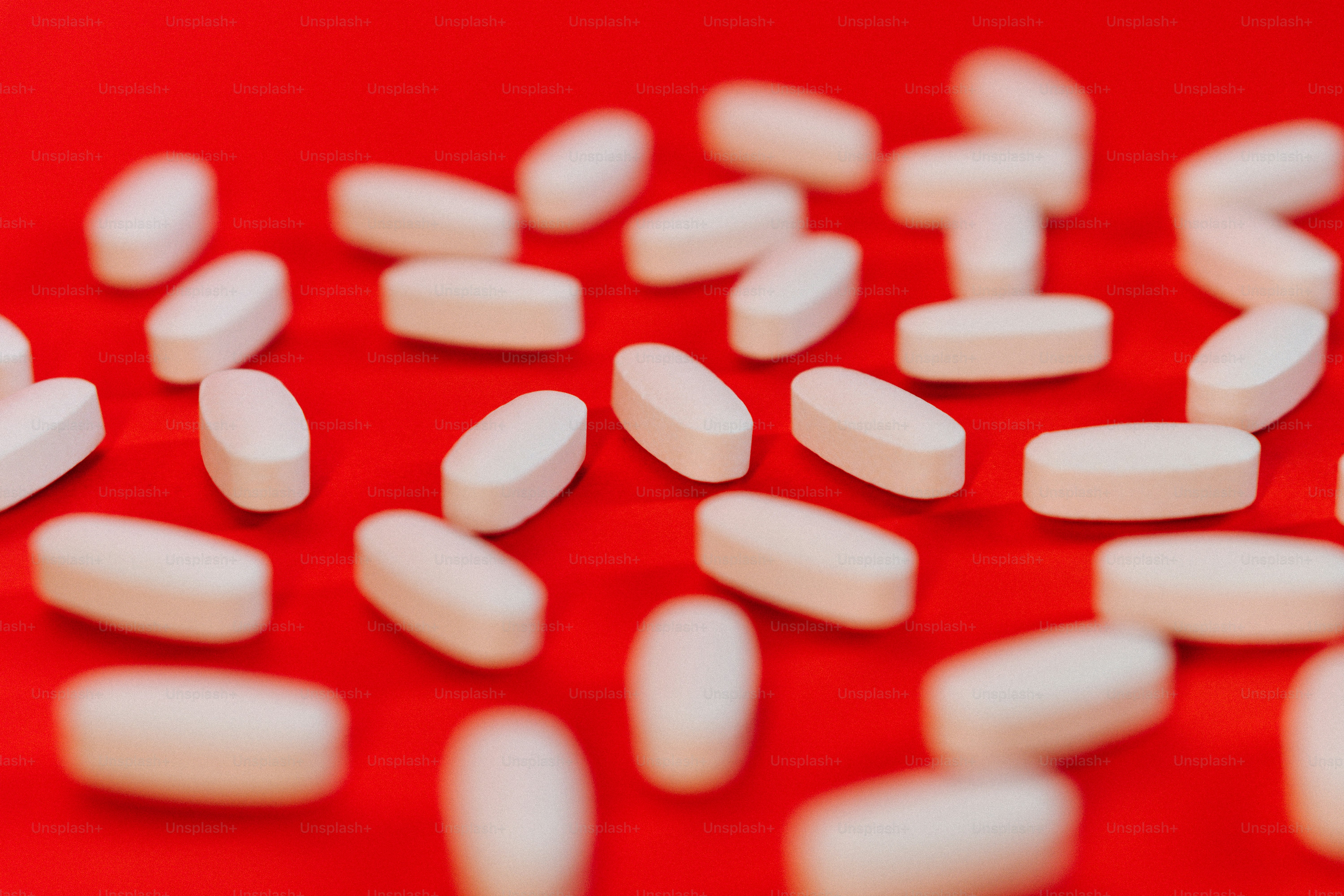 close-up pil putih di permukaan merah