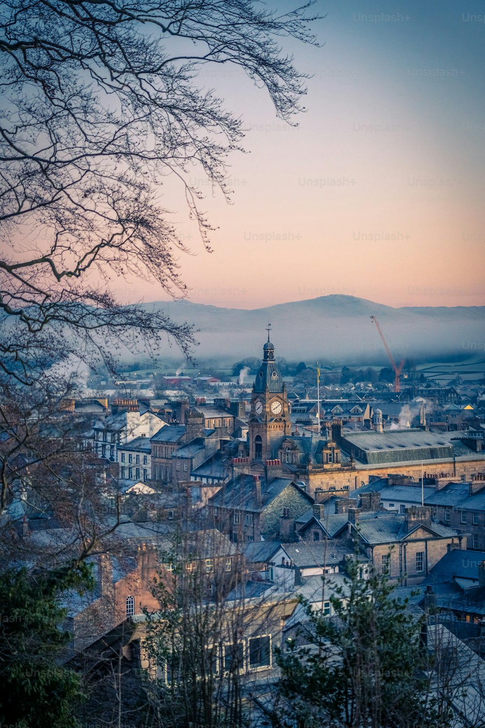 Blick auf eine Stadt mit Uhrturm