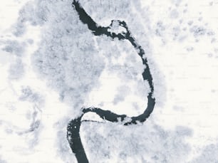 Luftaufnahme eines Flusses im Schnee