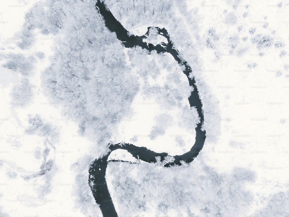 una veduta aerea di un fiume nella neve