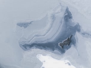 eine Luftaufnahme eines schneebedeckten Gebiets