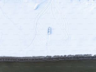 Una vista aérea de un cuerpo de agua en la nieve