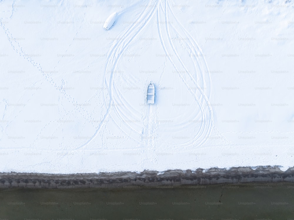 uma vista aérea de um corpo de água na neve