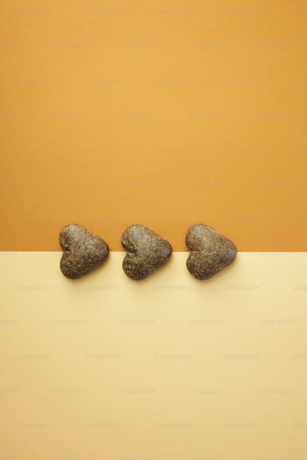 テーブルの上に座っている3つの岩のグループ
