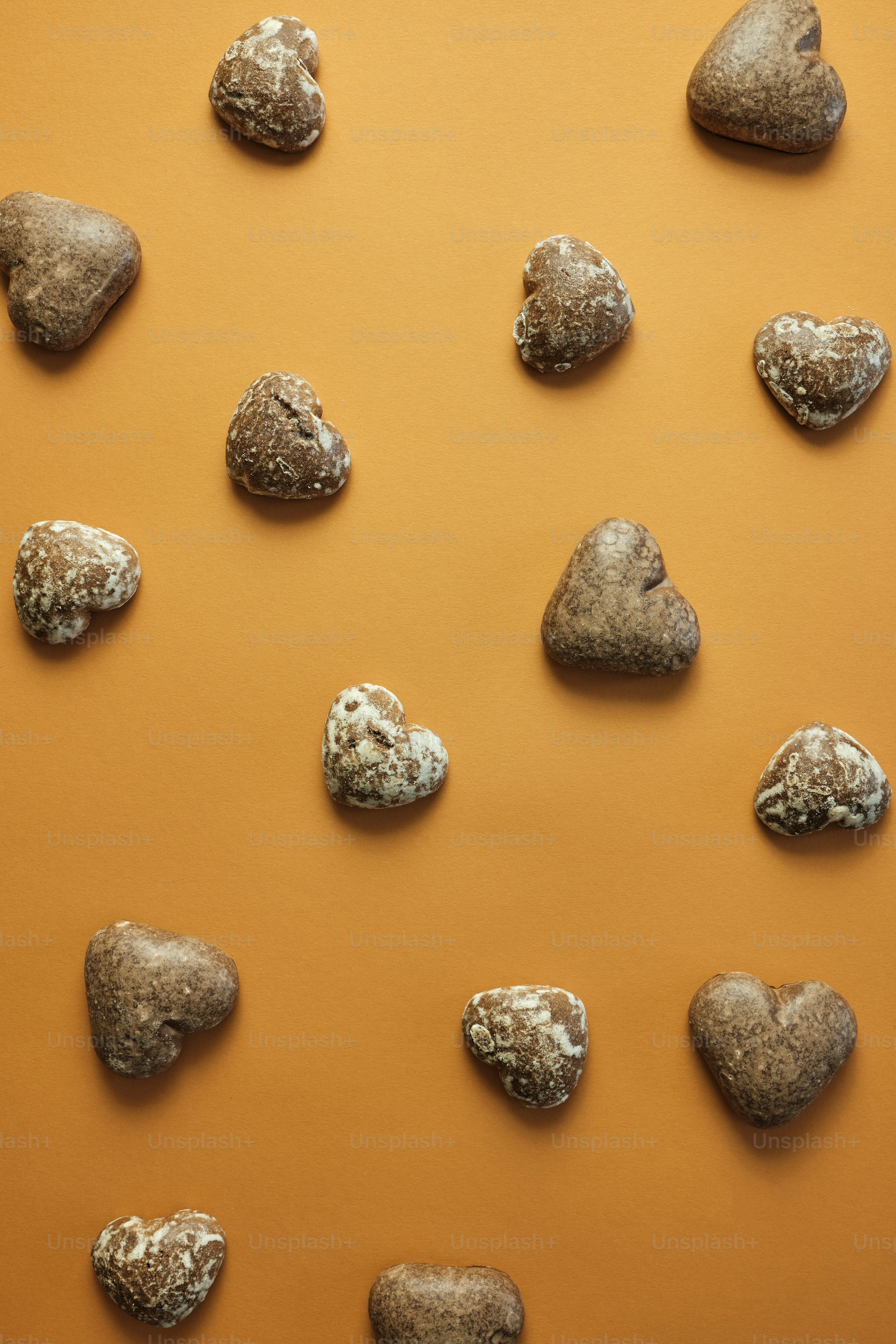 Un grupo de rocas sentadas encima de una mesa