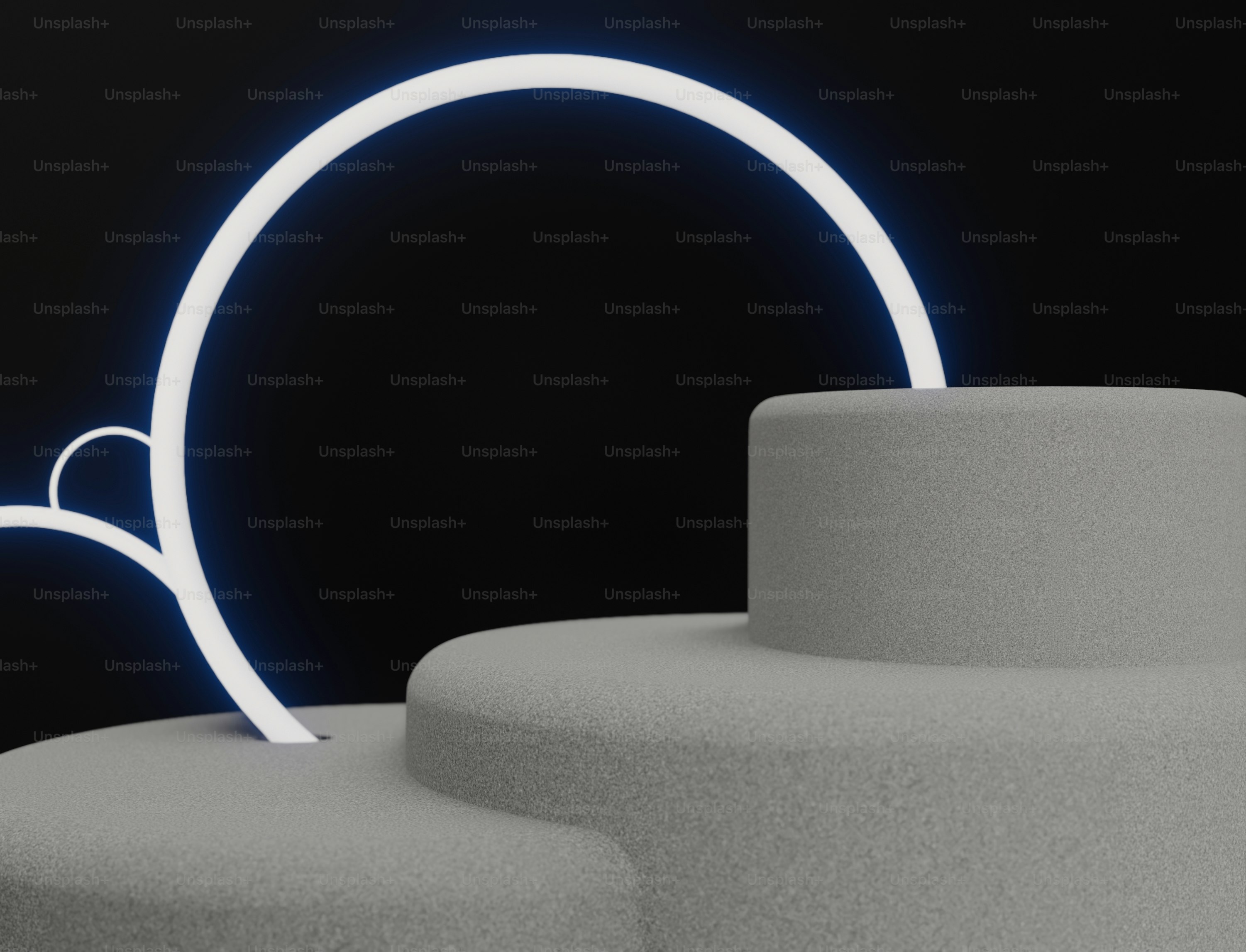 ein weißes Objekt mit einem Neonring darüber