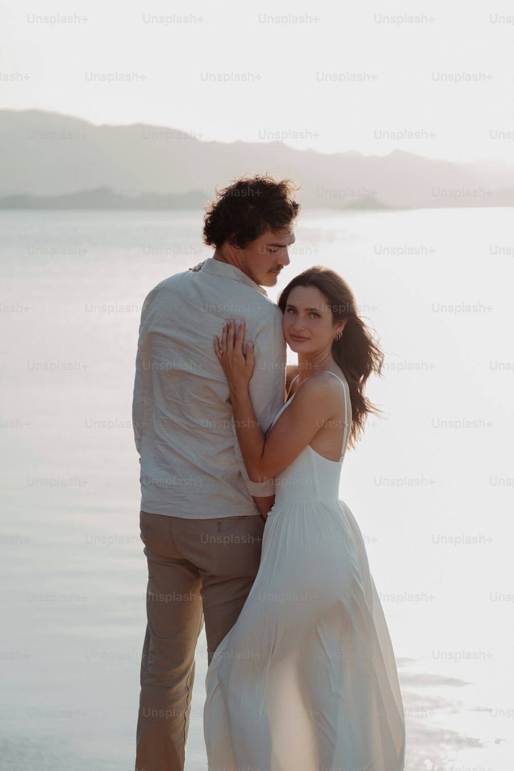 Un homme et une femme debout l’un à côté de l’autre sur une plage