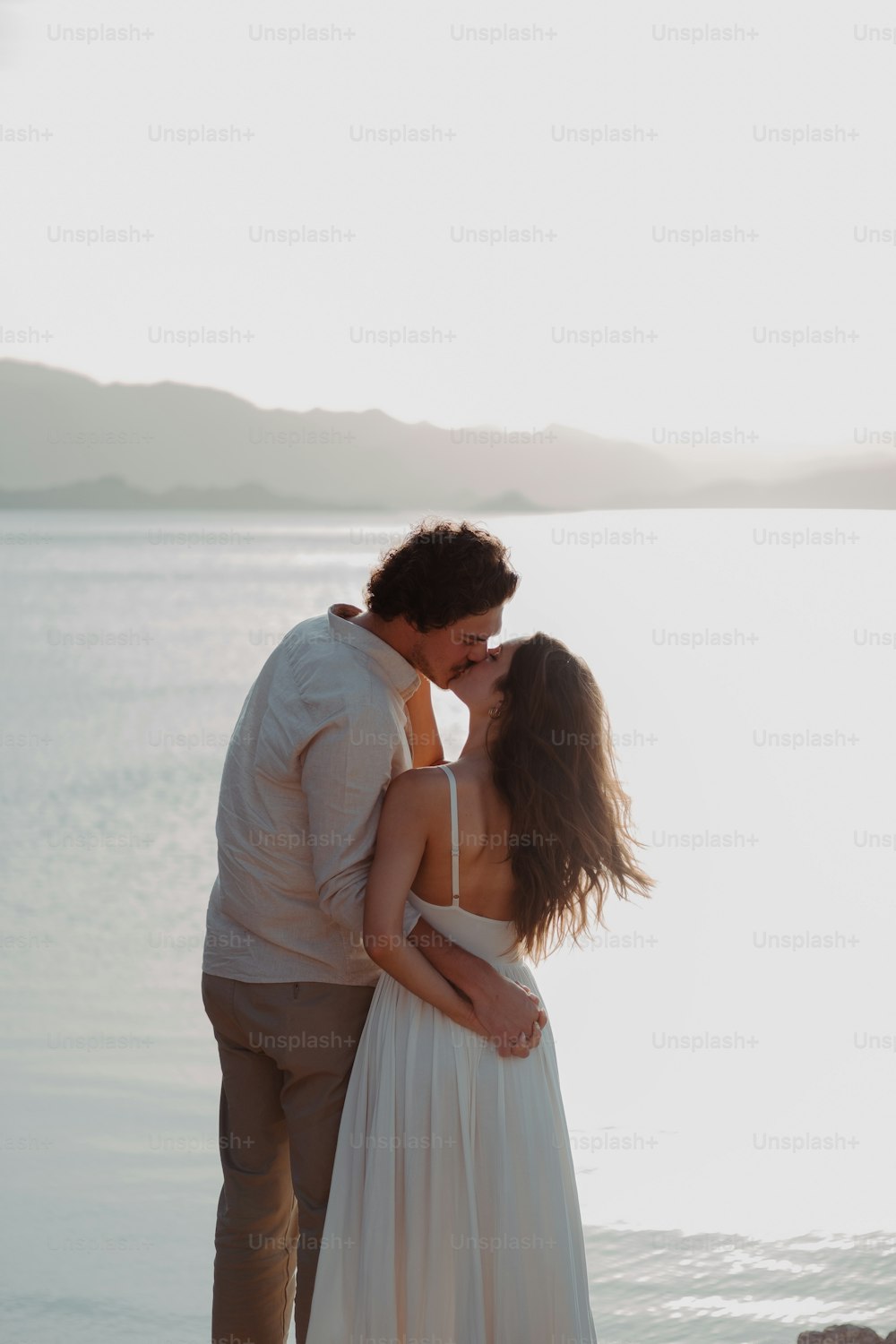 Un hombre y una mujer besándose en la playa