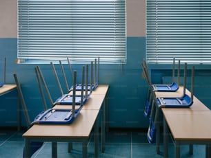 uma fileira de mesas com bandejas azuis sobre elas