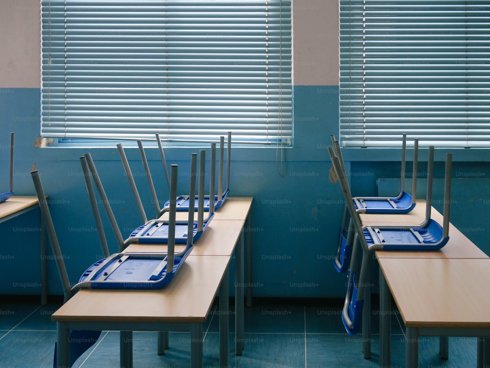 青いトレイが置かれた机の列