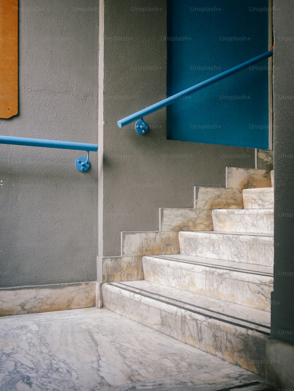 um conjunto de escadas que levam a uma porta azul