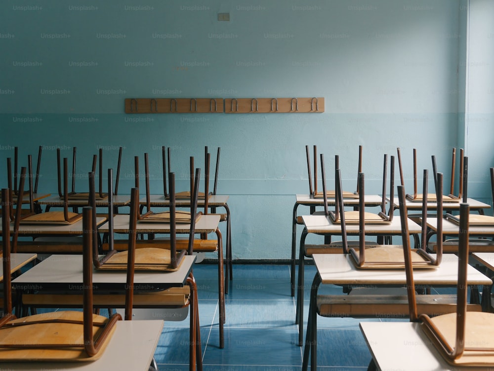 Una fila de escritorios de madera en un aula