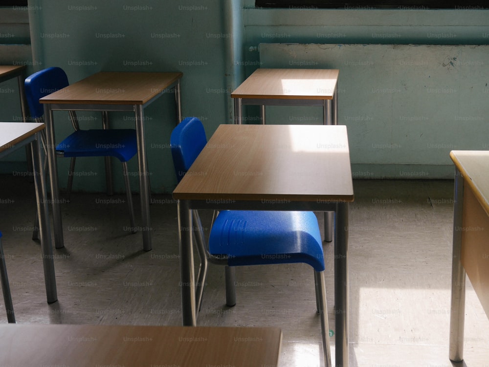 Una fila de escritorios en un aula con sillas azules
