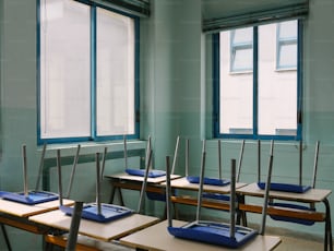 uma fileira de carteiras vazias em uma sala de aula