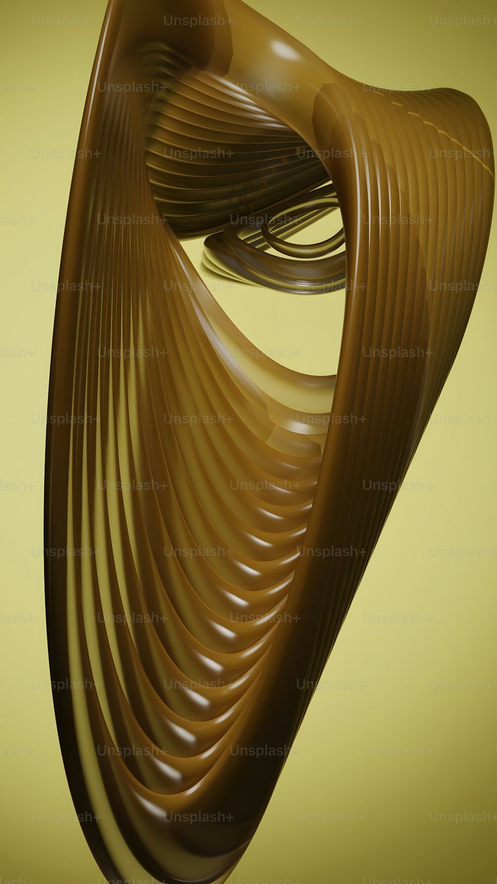un objet brun avec des lignes ondulées sur fond jaune