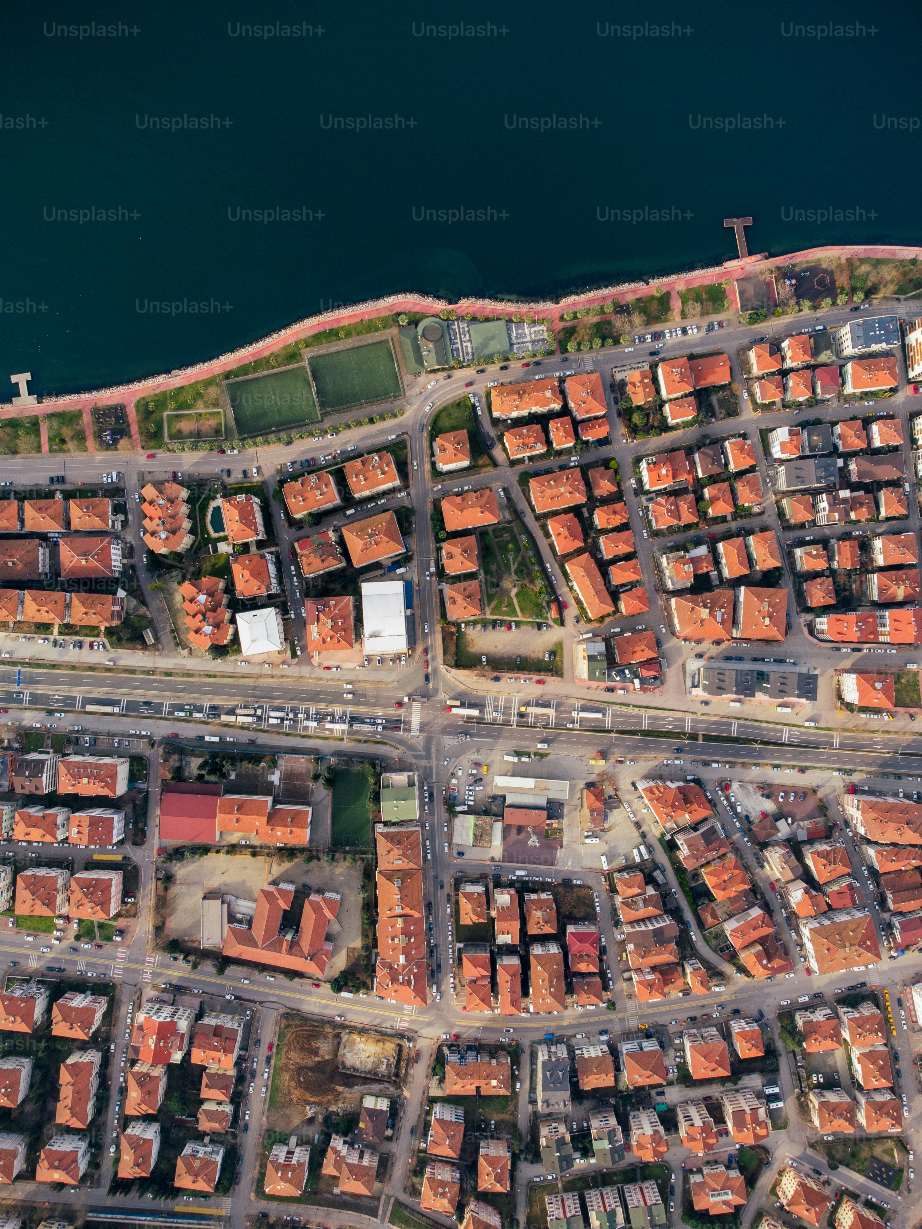 uma vista aérea de uma cidade com muitos edifícios