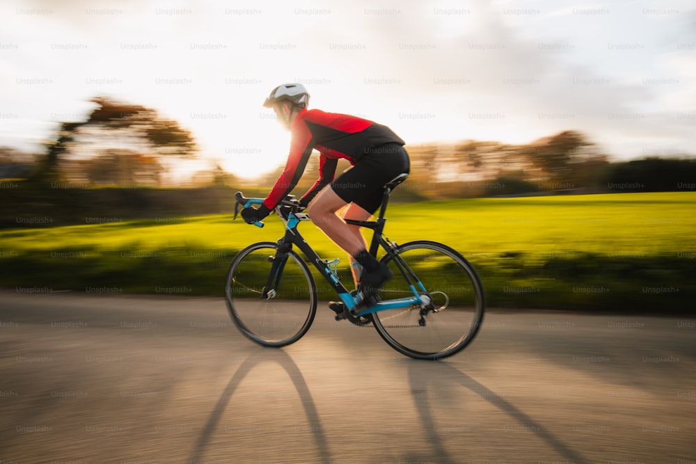 eine Person, die auf einer Straße Fahrrad fährt