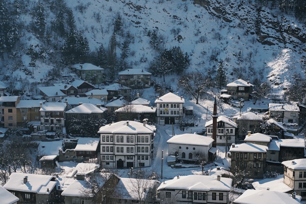Un pueblo cubierto de nieve con una montaña al fondo