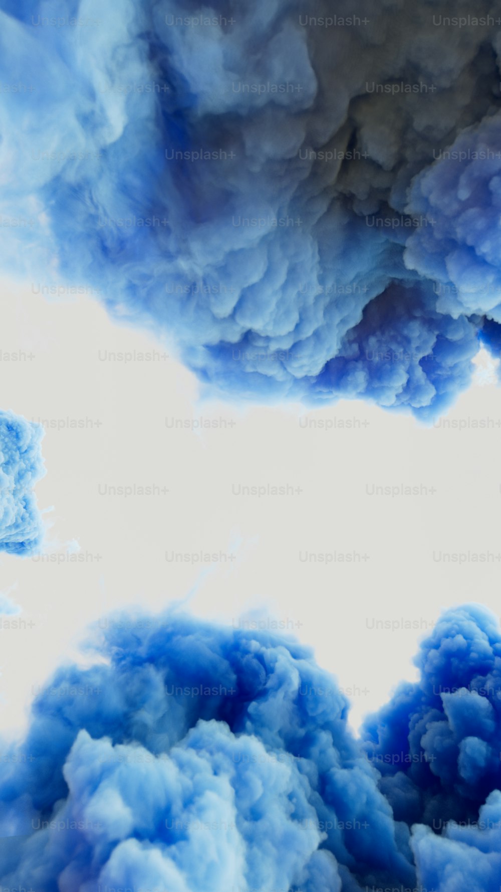 um grupo de nuvens azuis flutuando no céu
