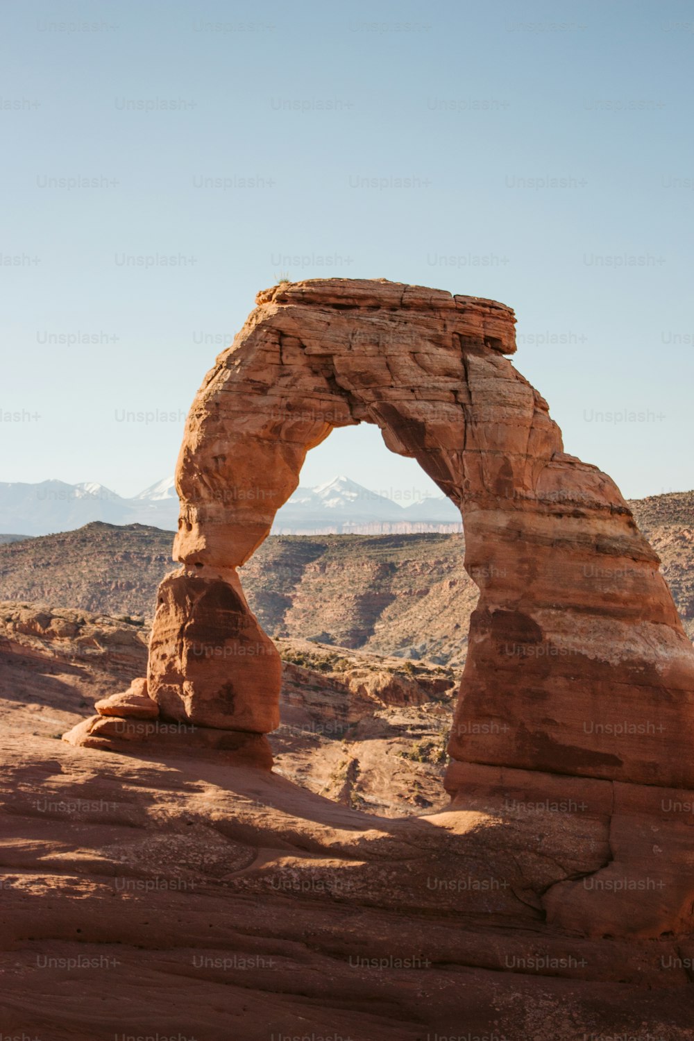 Un gran arco de roca en medio de un desierto