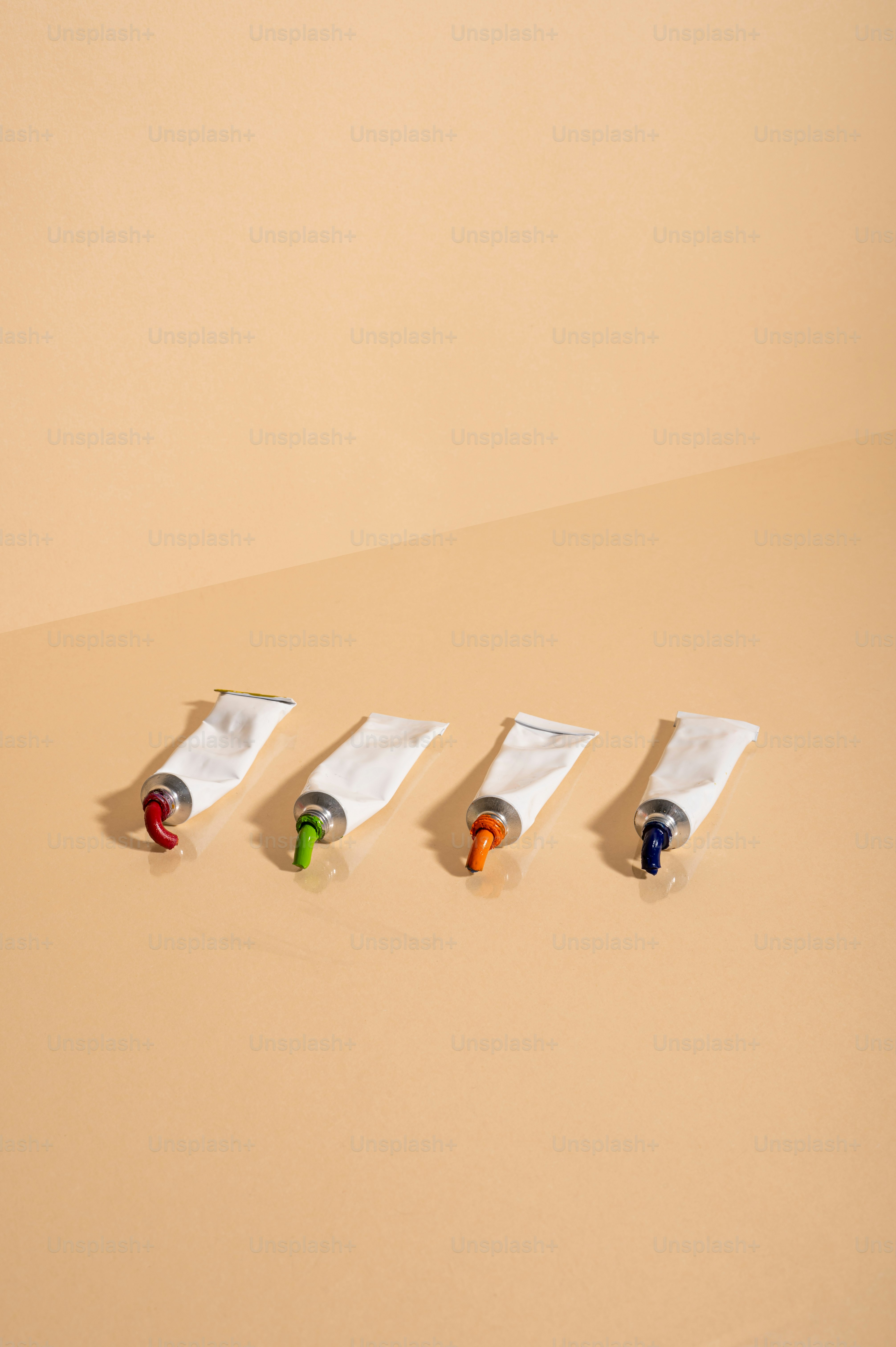 Un grupo de cuatro caramelos de diferentes colores sentados encima de una mesa