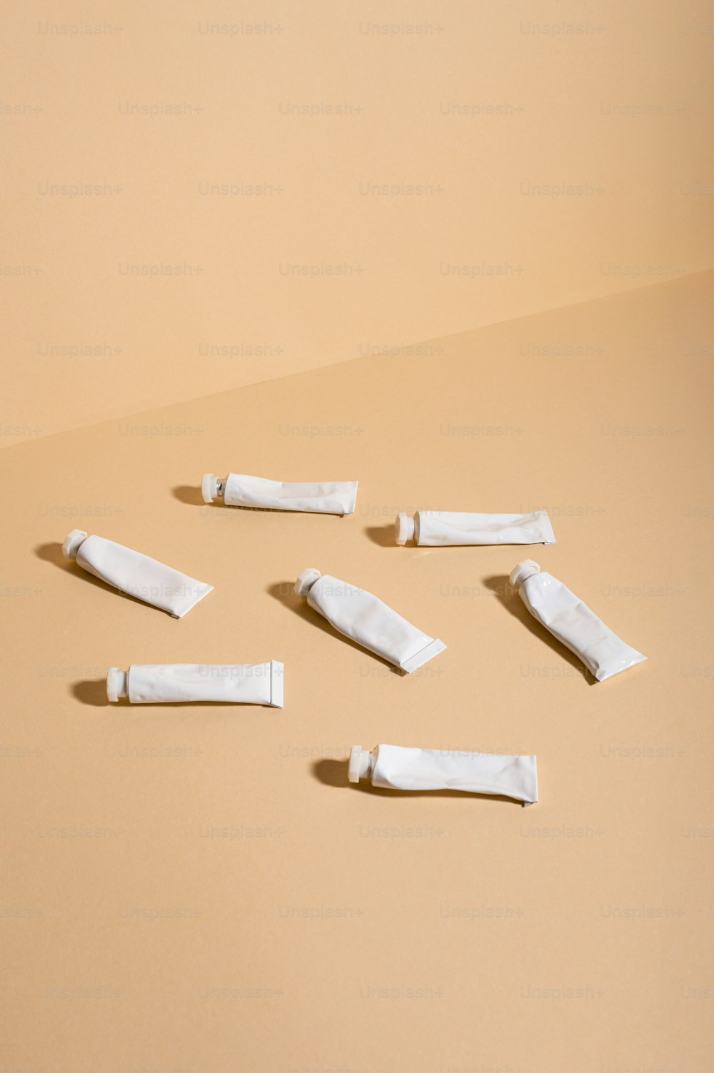 un groupe de morceaux de papier posés sur une table