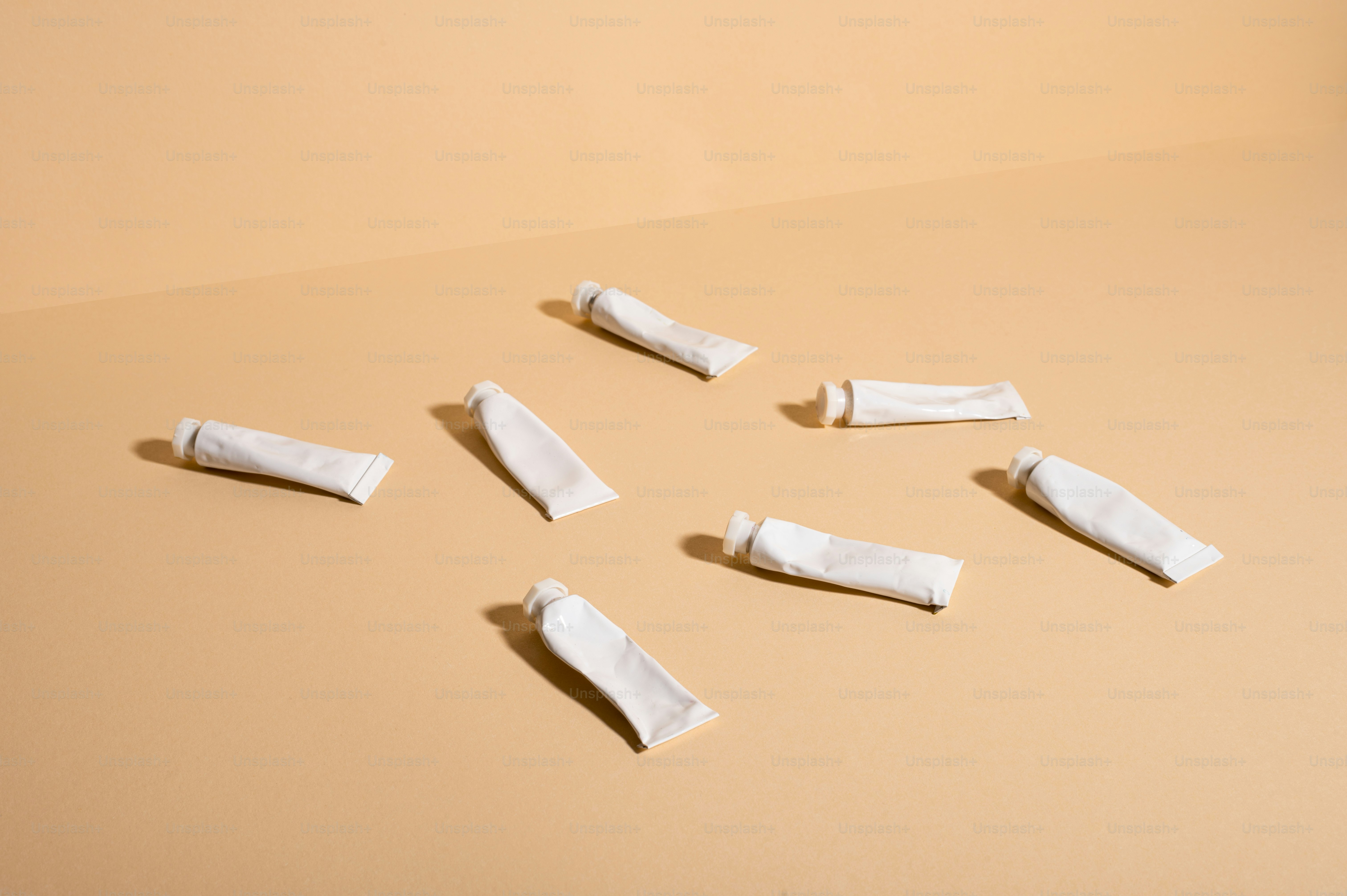 Un grupo de trozos de papel sentados encima de una mesa