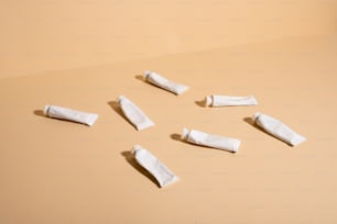 um grupo de pedaços de papel sentados em cima de uma mesa