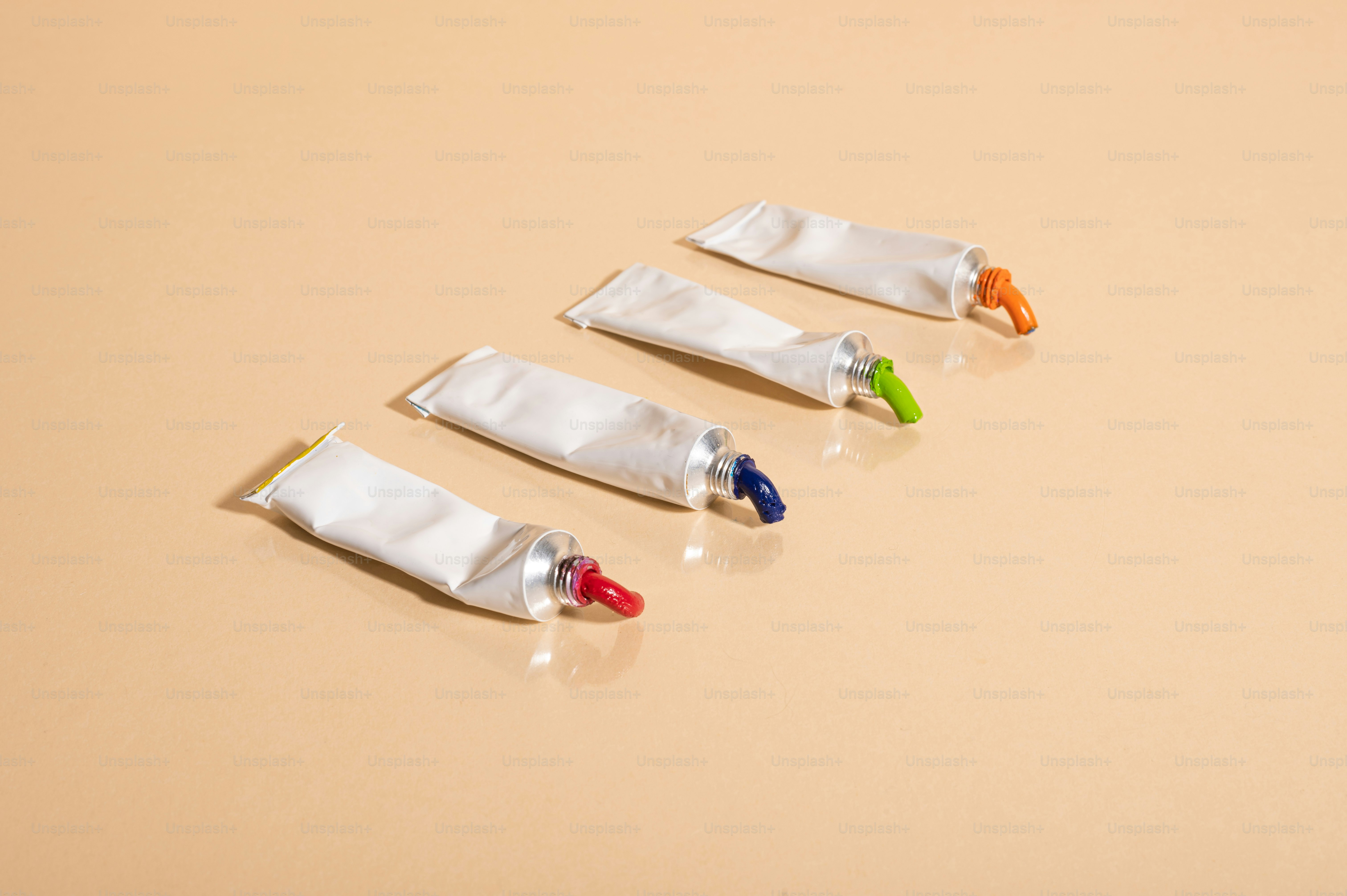 Un grupo de tres pequeños cepillos de dientes sentados encima de una mesa