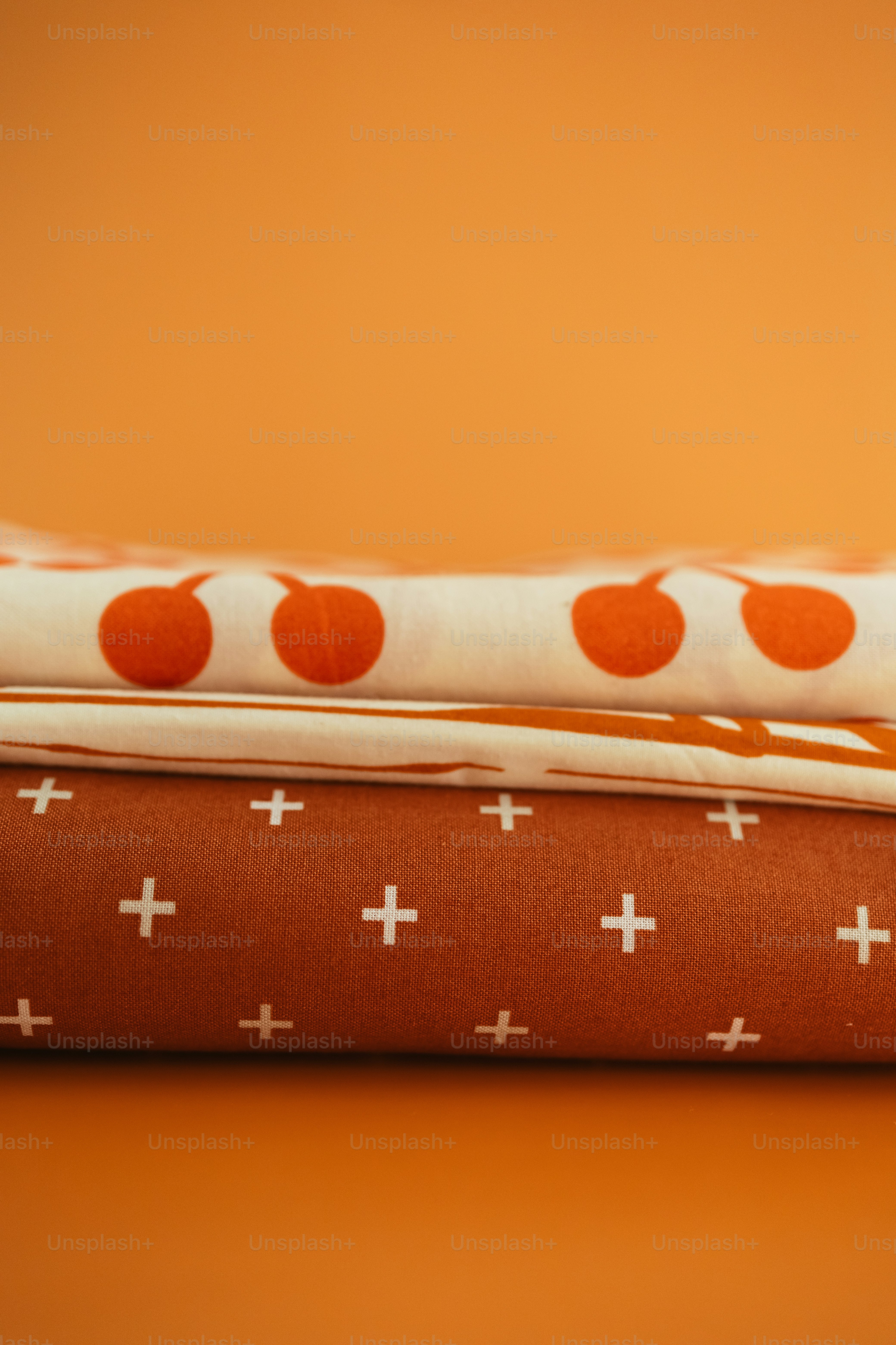 un primer plano de una cama con una almohada encima
