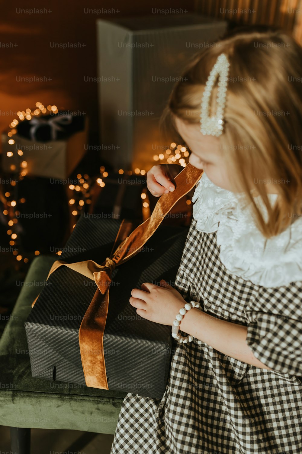 Ein kleines Mädchen hält eine Geschenkbox in der Hand