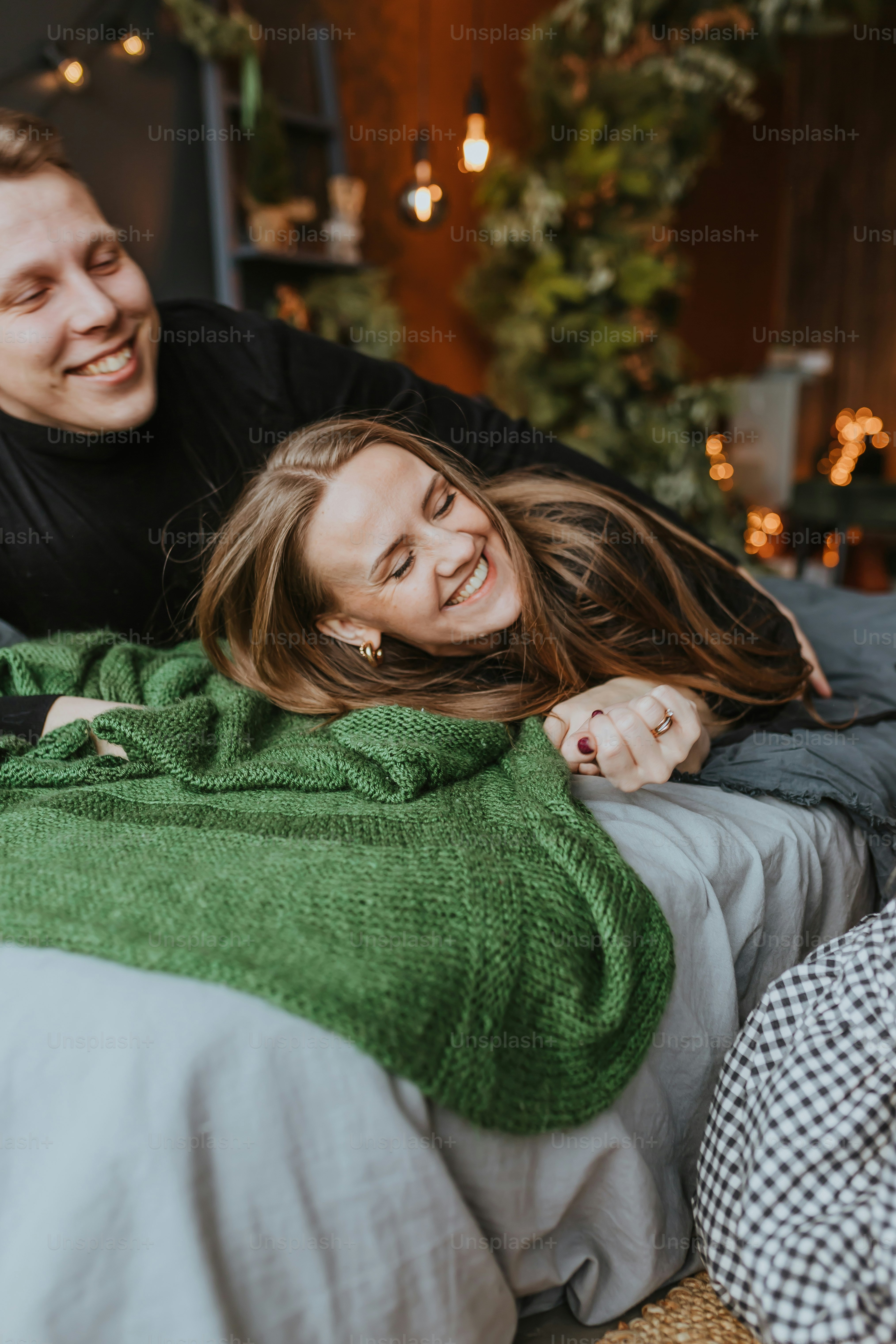 Un hombre y una mujer acostados en una cama foto – Imagen de Gente en ...