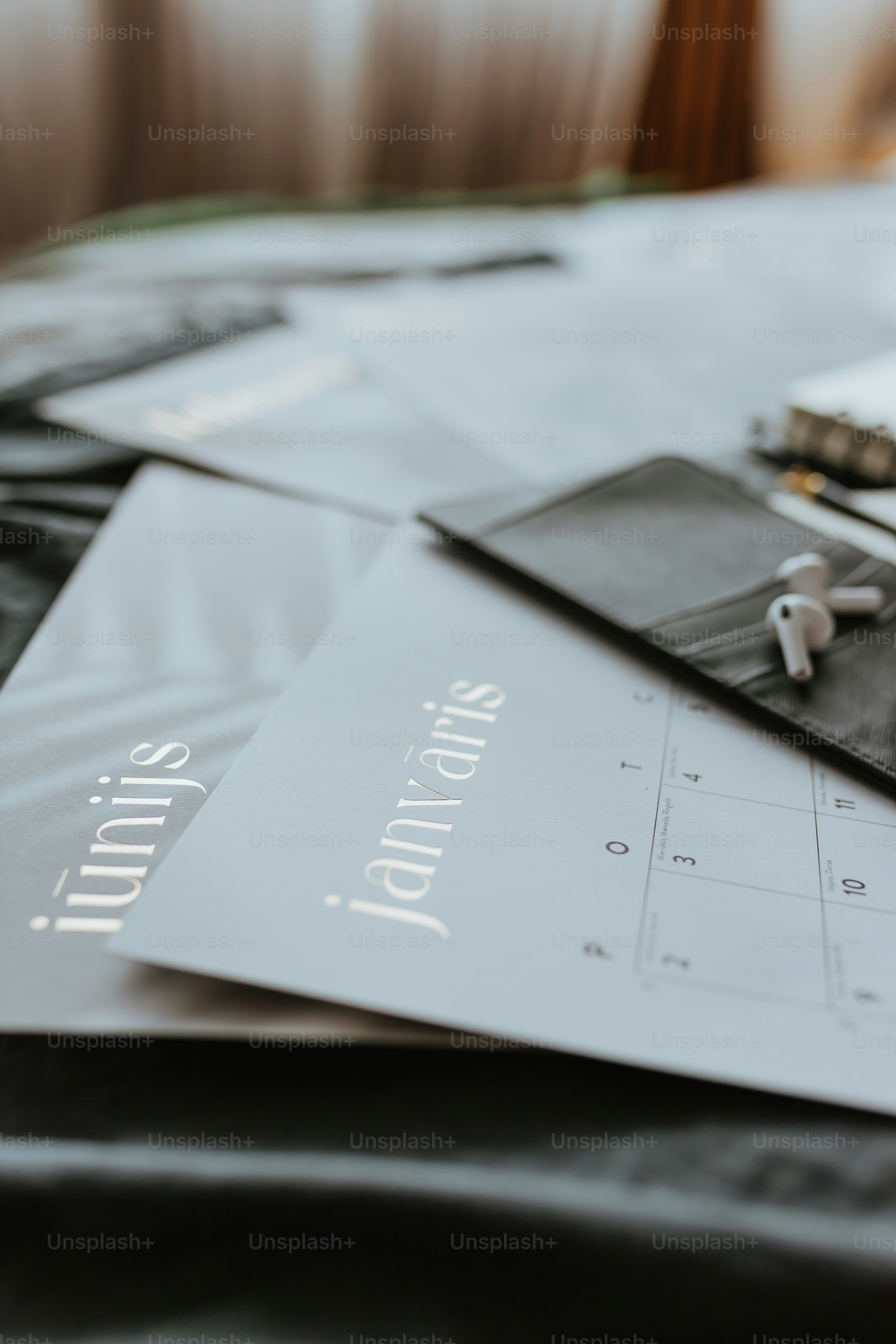 um close up de um monte de papéis em uma mesa