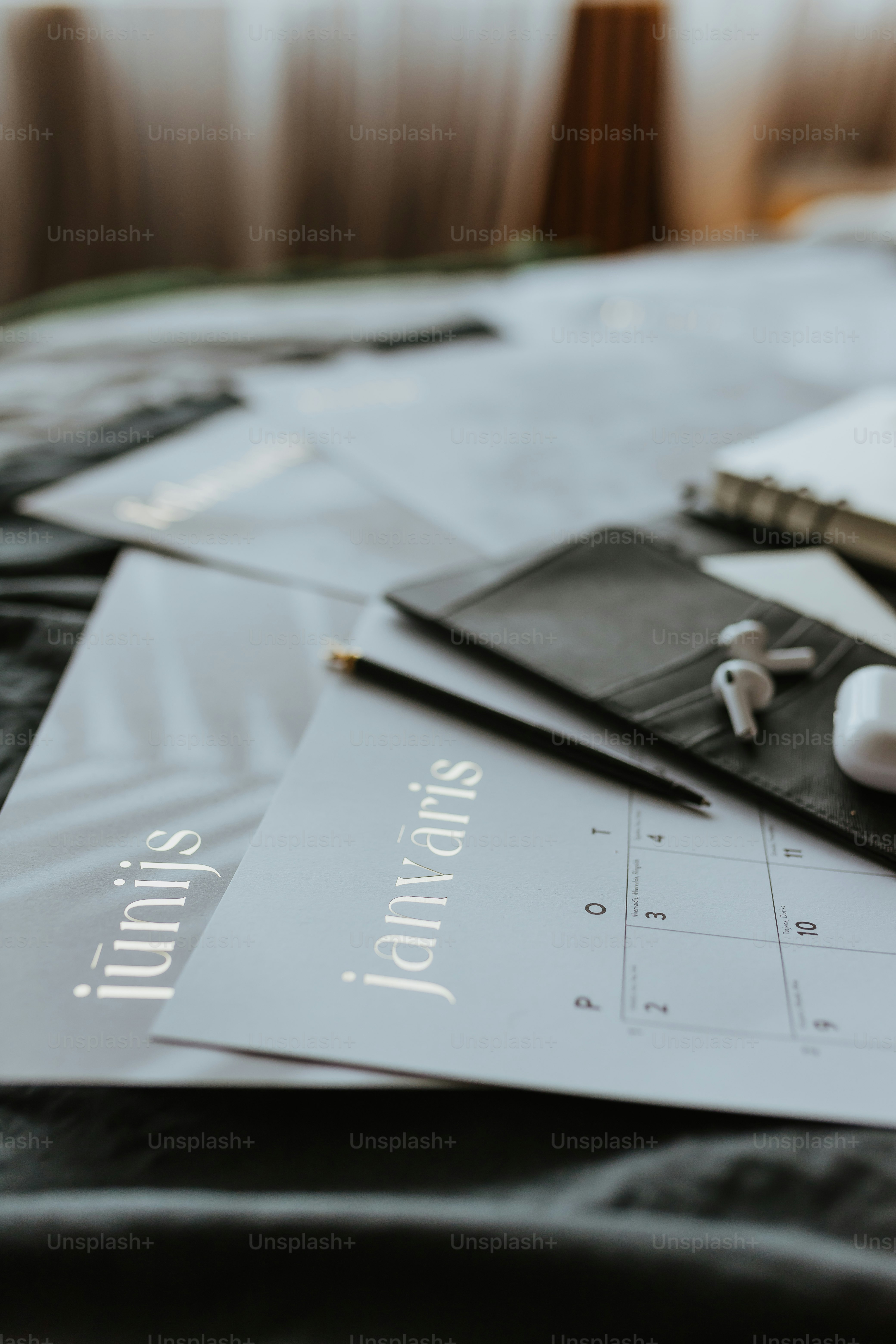 um close up de um telefone celular em uma mesa